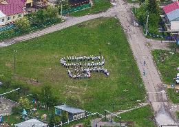 В честь юбилея Томского района школьники выстроились в живые числа 90 
